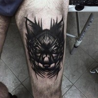 Tatuaje en el muslo,  lobo abstracto misterioso de tinta negra