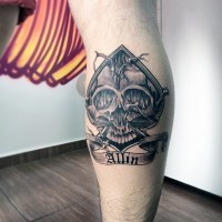 Cooles schwarzes  Pik-Symbol mit Schädel und Schriftzug Tattoo am Bein