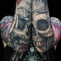 Cooler gefärbter beschädigter menschlicher Schädel Tattoo am Unterarme