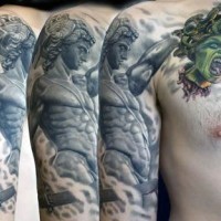 Tatuaje en el brazo y hombro, estatua antigua de guerrero con espada con cabeza de  Medusa