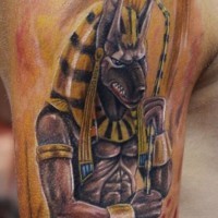 Cooles detailliert aussehendes farbiges Schulter Tattoo mit ägyptischem Gott Set