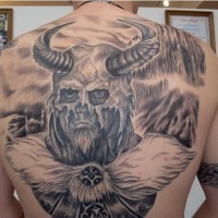 Tatuaje en la espalda,
vikingo guerrero en casco con cuernos