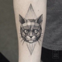 Tatuagem de antebraço estilo ponto frio de gato misterioso com olhos legais