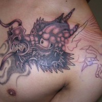 Tatuaje en el pecho, cara de  dragón chino