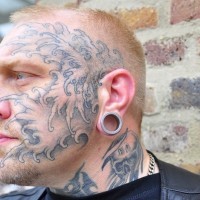 fresca idea tatuaggio su faccia per uomo
