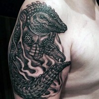 fresco fantasia inchiostro nero alligatore guerriere tatuaggio su spalla