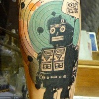 fresco fantastico robot su sistema solare e lettere tatuaggio su gamba