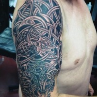 Tatuaje de  dragón celta fantástico  en el brazo