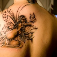 fresca foresta fata con funghi tatuaggio sulla schiena
