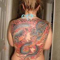Tatuaje en la espalda,
dragón feroz chino en llamas