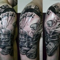 Tatuaje en el brazo, tema de póquer