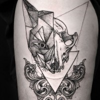Tatuaje en el muslo,  gato abstracto y ornamento