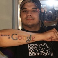 Tatuaje en el antebrazo,
logo de google