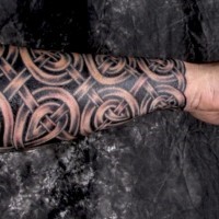 Cooles graues keltisches Tattoo von Harnisch in Tusche  als Ärmel  am Unterarm gestaltet