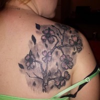 fresco inchiostro grigio fiore corniolo tatuaggio su schiena