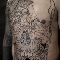 fresco grande cranio grigio nero tatuaggio pieno di corpo da Thomas Hooper