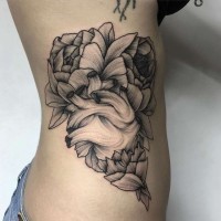Tatuaje negro blanco en el costado,  corazón entre flores grandes
