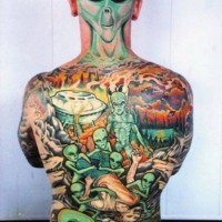 Tatuaje en la espalda y cabeza,  idea buena de criaturas alienigenas