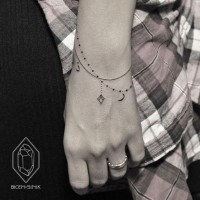 fresca idea di braccialetto vero e proprio tatuaggio sul polso da Bicem Sinik