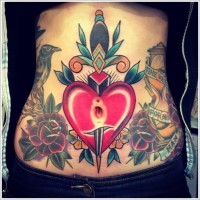 Tatuaje en el estómago, corazón perforado por la daga, diseño de varios colores