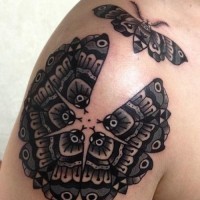 Tatuaje en el hombro,
polillas reunidos en un círculo