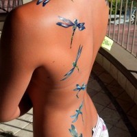 Tatuaje en la espalda, bandada de libélulas azules