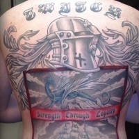 Tatuaje en la espalda, armadura  y escudo de la familia con el barco