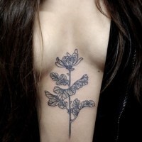 simpatica idea di fiore tatuaggio per ragazza
