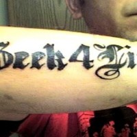 Tatuaje en el antebrazo, frase, letra gruesa cursiva