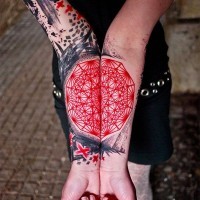 Tatuaje en los antebrazos, encaje rojo de dos partes