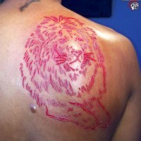fresca idea di leone scarificazione pelle sulla schiena