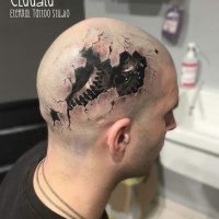 Fantastica idea di meccanismo sotto la pelle del tatuaggio sulla testa