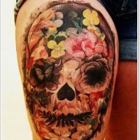 Tatuaje de calavera mexicana en la pierna