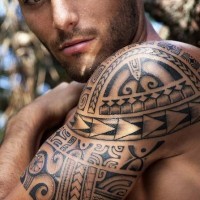 fresca idea di polinesiano tatuaggio a mezza manica