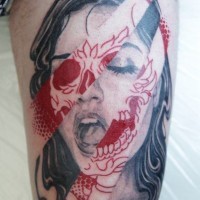 Tatuaje de chica gris y rayos rojos con cráneo