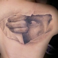 Tatuaje en el hombro, chica se asoma por el pedazo de piel