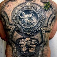 Tatuaje increíble en la espalda,
 escultura de piedra
