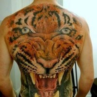 Tatuaje en la espalda, rostro grande de tigre intrépido