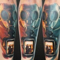 Cooles im Illustration Stil farbiges Unterarm Tattoo mit Mann in der Gasmaske