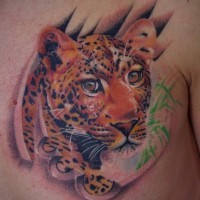 Tatuaje  de jaguar brillante  en el pecho