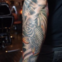 Tatuaje en el antebrazo, peces japoneses en olas, tinta gris