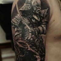 Tatuaje en el brazo, guerrero japonés en máscara