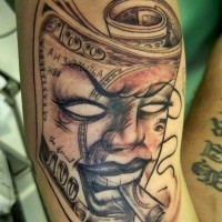 Cooler Joker raucht Maske in der Form von Geld-Rechnung Tattoo am Arm