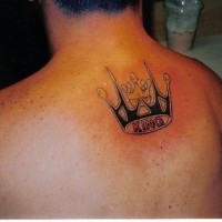 Tatuaje en la espalda, corona alta estilizada