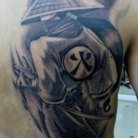 Tatuaje  de chico con jeroglífico en su espalda