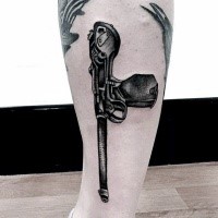 Cool aussehendes schwarzes im Gravur-Stil Bein Tattoo der alten Pistole