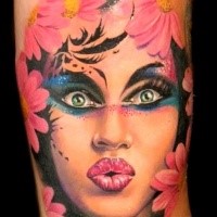 Cool aussehendes farbiges Unterarm Tattoo mit Porträt der fantastischen Frau