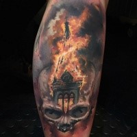 Toll aussehend farbiger Tattoo  des menschlichen Schädels stilisiert mit brennendem Gebäude