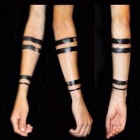 Genial tatuaje de antebrazo de líneas negras simples