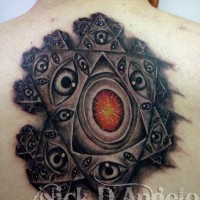 fresco simbolo massonico tatuaggio su schiena superiore